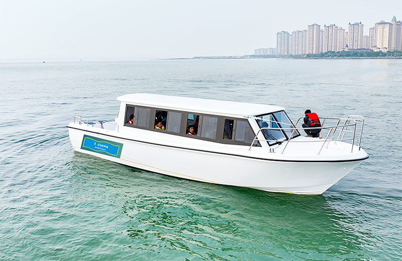 T Marine Passagierschiff auf dem Wasser