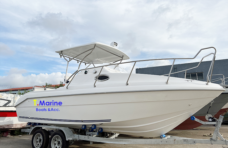 Wei&szlig;es Schnellboot von T Marine auf Anh&auml;nger