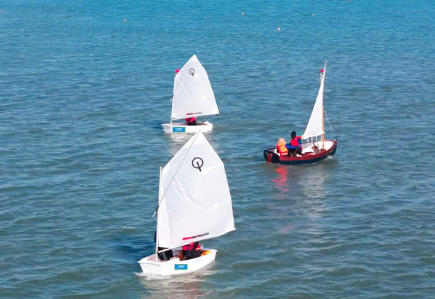 T Marine Sailing Bangka sa Tubig