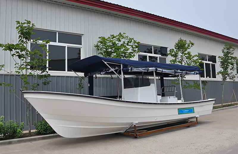 T-Marine-Arbeitsboot an Land