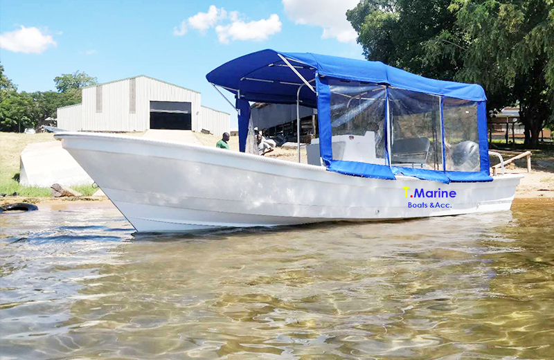 T-Marine-Handelsboot mit blauem Vordach